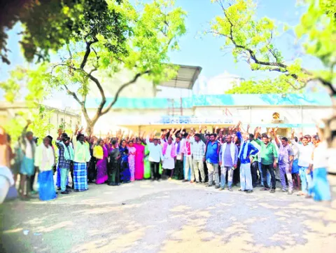 ఇసుక రీచ్‌ నిలిపివేయాలని నిరసన