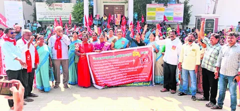 కదంతొక్కిన అంగన్‌వాడీలు