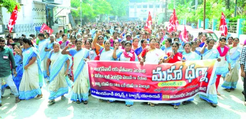 రోడ్డెక్కిన అంగన్‌వాడీలు 