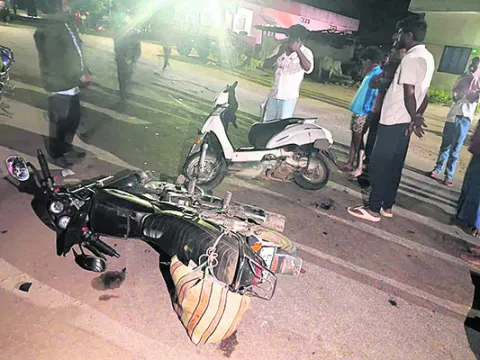 ఎదురెదురుగా బైక్‌లు ఢీ.. ముగ్గురికి గాయాలు
