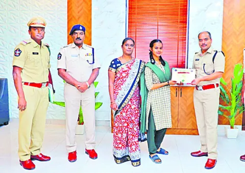 సామాజిక అంశాలపై అవగాహన పెంచుకోండి 