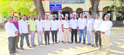 కోర్టుకు హాజరైన కాంగ్రెస్‌ నాయకులు 