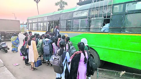 కిక్కిరిసిన బస్సులు.. విద్యార్థుల అగచాట్లు 