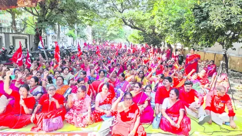 వేతనాలు పెంచాలి