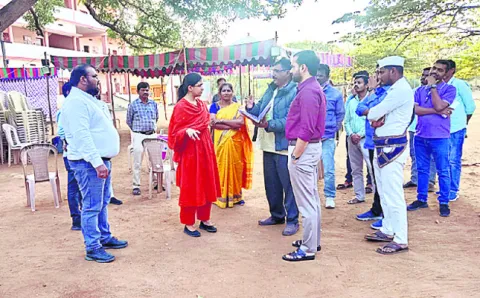 ఎన్నికల సామగ్రి పంపిణీ కేంద్రం పరిశీలన
