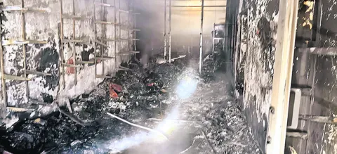 చెప్పుల దుకాణంలో అగ్నిప్రమాదం