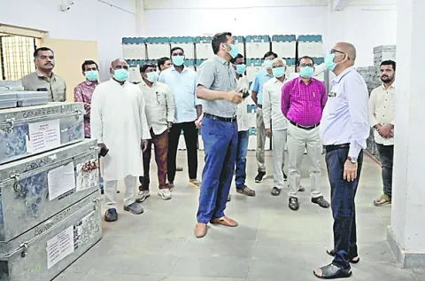 ఈవీఎం గోడౌన్‌ పరిశీలన 