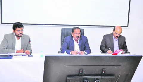 సోలార్‌ ప్రాజెక్టులను వేగంగా పూర్తి చేయాలి 