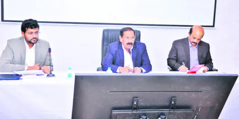 సోలార్‌ ప్రాజెక్టులను వేగవంతంగా పూర్తి చేయాలి 