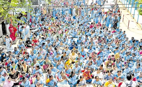 Anganwadi Workers Protest At Collectorate In Andhra Pradesh