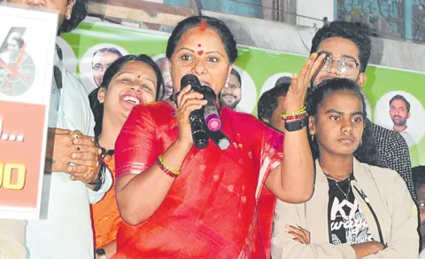 Kalvakuntla Kavitha Fire On Congress Party