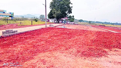 అక్రమ లే అవుట్లు..! 