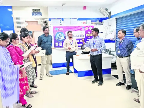 సైబర్‌ నేరాలపై ఖాతాదారులకు అవగాహన 