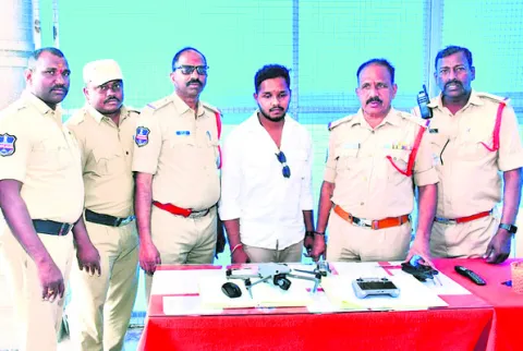 యాదగిరి ఆలయంపై డ్రోన్‌ ఎగరేసిన వ్యక్తి అరెస్ట్‌