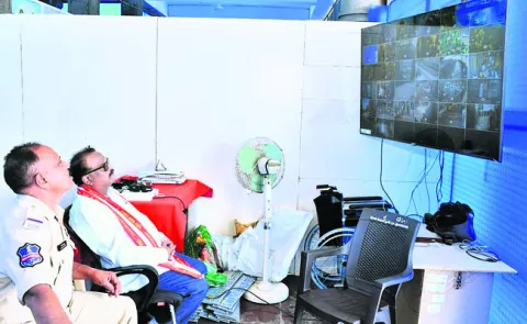 ‘సీసీ’లో పర్యవేక్షించి.. సమస్యలు తెలుసుకొని