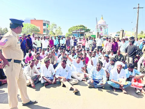 రోడ్డెక్కిన సోయా రైతులు
