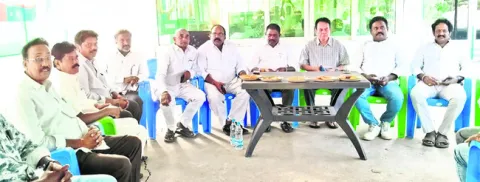 ఉచిత వైద్యానికి సర్కారు తూట్లు 