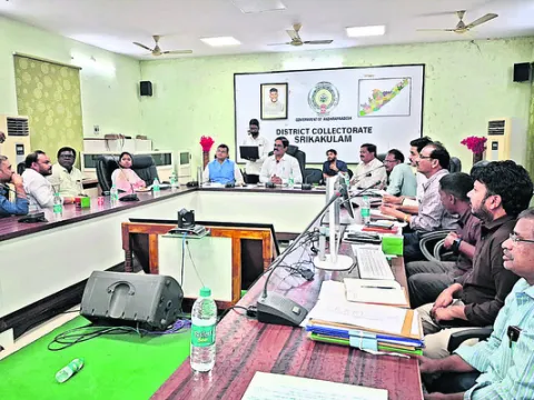 రోడ్ల పనులు వేగవంతం చేయాలి 