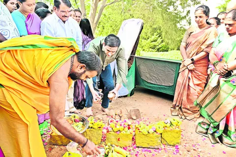 నూతన వసతి గృహానికి భూమి పూజ 