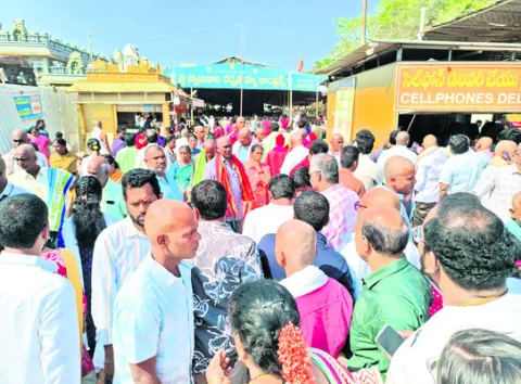శ్రీవారి క్షేత్రంలో పోటెత్తిన భక్తులు 