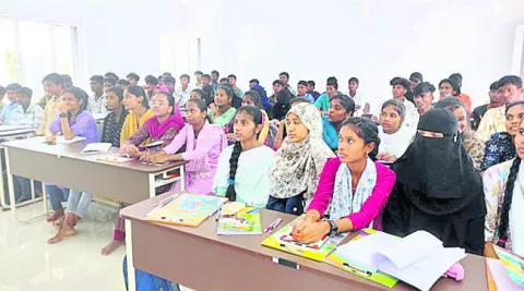 ‘ఇంటర్‌’ ఫీజు చెల్లించలేం..!