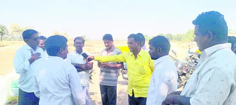 ధాన్యం కోతపై   అధికారుల నిలదీత
