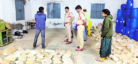 యర్రబాలెంలో స్పటిక రాళ్లు చోరీ 