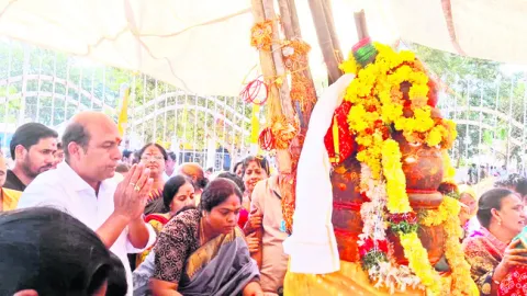 మేడారంలో పూజలు
