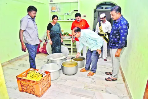 హాస్టల్‌ విద్యార్థులను వైద్యులు ప్రతి నెలా పరీక్షించాలి