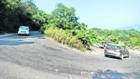 అదుపు తప్పితే లోయలోకి..