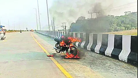 బైపాస్‌రోడ్డులో బైక్‌ దగ్ధం