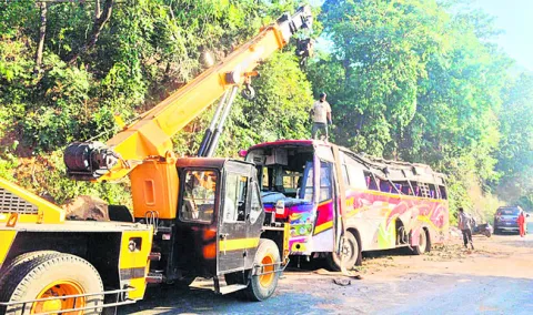 క్రేన్‌ సాయంతో బస్సు తొలగింపు
