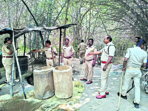 భారీగా బెల్లం ఊటలు  ధ్వంసం 