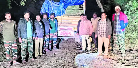 అక్రమంగా తరలిస్తున్న వెదుర్లు స్వాధీనం 