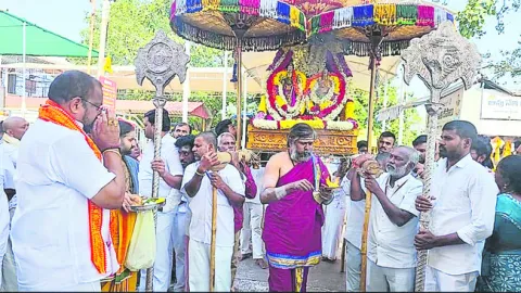 రత్నగిరిపై భక్తుల రద్దీ