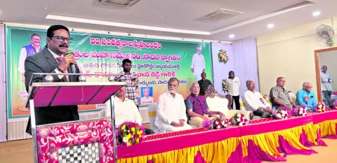 భావితరాలకు మార్గదర్శకులు కావాలి