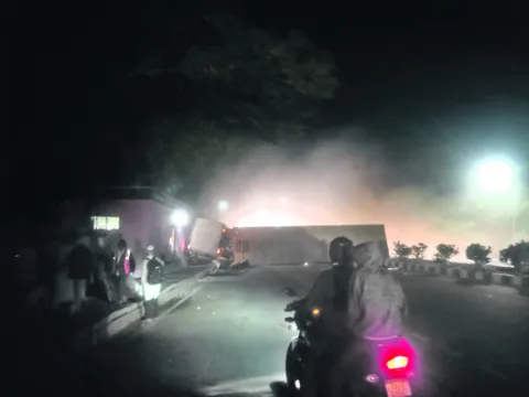 హైవేపై కంటైనర్‌ బోల్తా 
