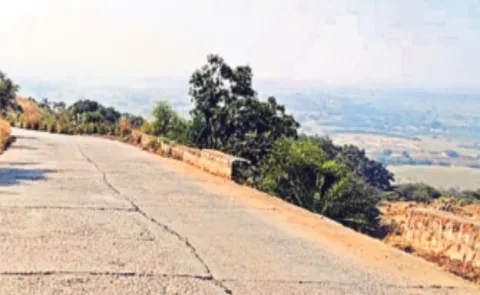 Scared tourists with Aluru Kona road dangerous