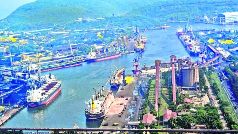 పోర్టును గాలికొదిలేశారు..! 