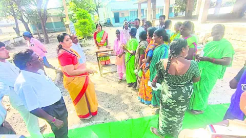 పోలింగ్‌స్టేషన్‌ ఎదుట ఆందోళన 