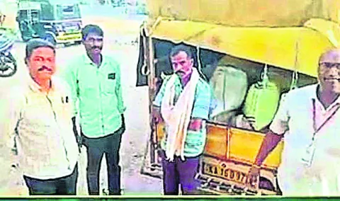 అక్రమ రేషన్‌ బియ్యం స్వాధీనం 