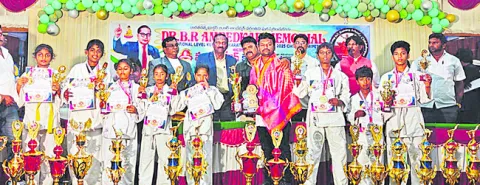 కరాటేలో వేటపాలెం విద్యార్థుల ప్రతిభ 