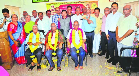 చదువులమ్మ చెట్టు నీడలో..! 