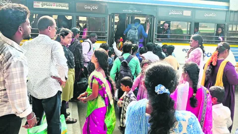 కిటకిటలాడిన ఆర్టీసీ కాంప్లెక్స్‌   