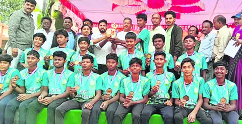 పోర్టు వాహనాల అడ్డగింత 