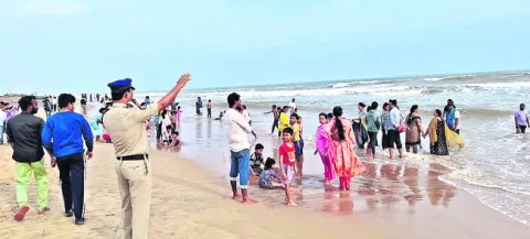 బీచ్‌కు సందర్శకుల తాకిడి 