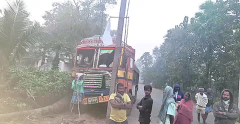 విద్యుత్‌ స్తంభాన్ని ఢీకొన్న పాల వ్యాన్‌ 