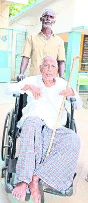 ఓటేసిన 92 ఏళ్ల  వృద్ధుడు 
