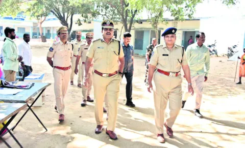 పోలింగ్‌ కేంద్రాల్లో పటిష్ట భద్రత 