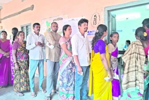 పల్లెలు పోటెత్తాయి..!